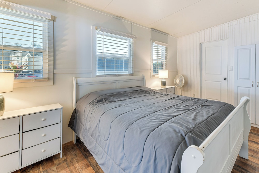Resort Amenities, 7 Mi to Dtwn: Sarasota Home!