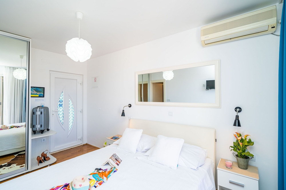 Jele Rooms