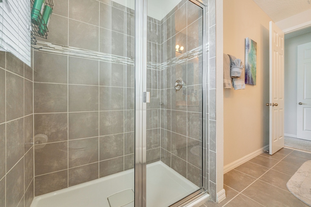 Home Near Theme Parks in Kissimmee: Family Perks!