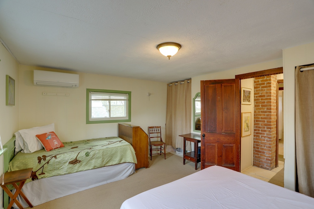 Spacious Lakeside Cottage - 2 Miles to Marblehead! view 2