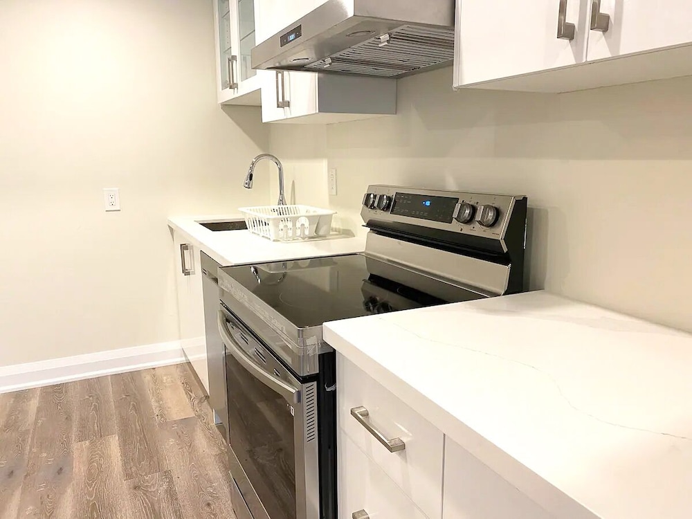 Brand New Walk Out Bsmt Apt Near Beach