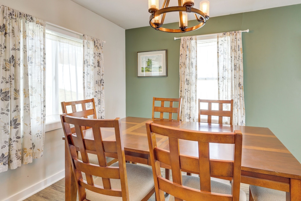 Walk to Private Beach & Boat Launch: Mayfield Home
