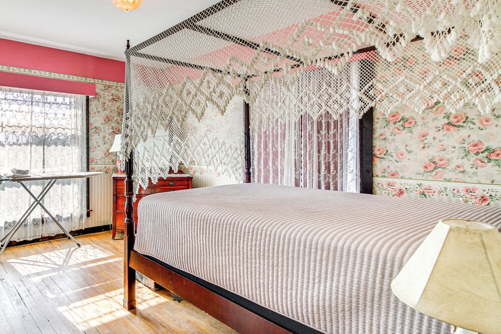 < 1 Mi to Downtown Abq: Historic Manor w/ Patio!