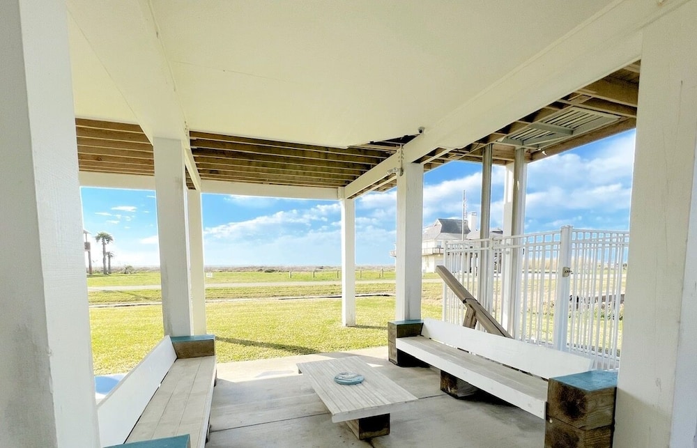 The Green Seahorse 4 Bedroom Home by RedAwning view 4