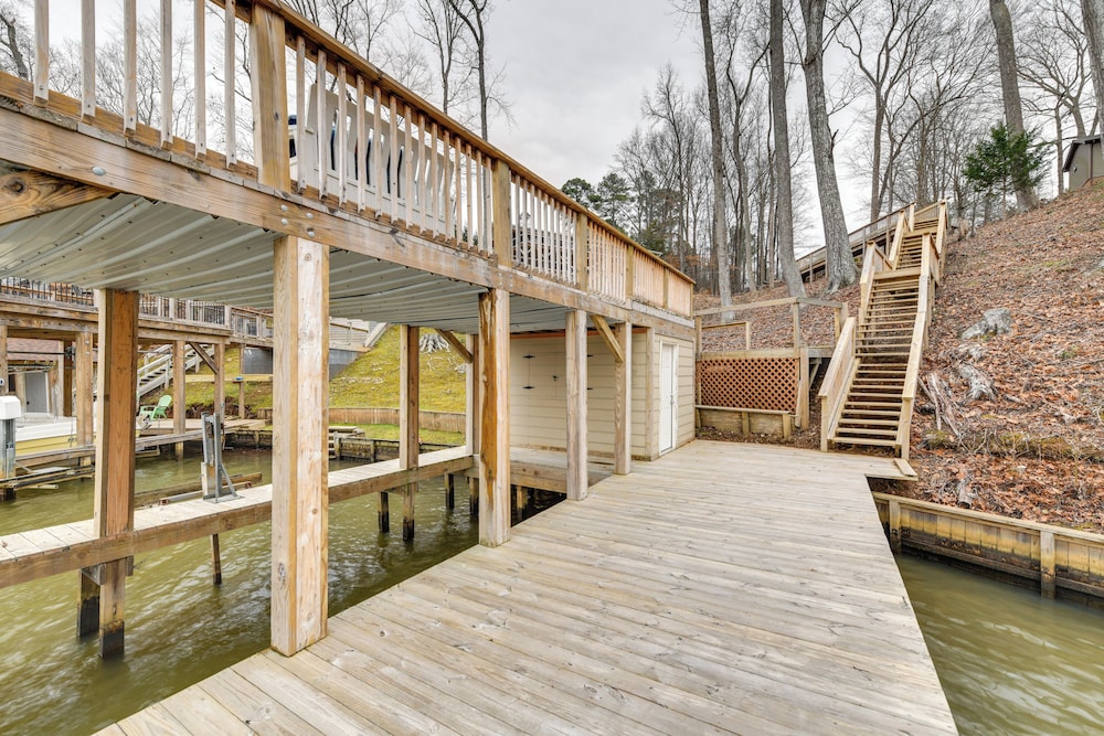 Lakefront Retreat w/ Dock, Patio & Grill in Bracey