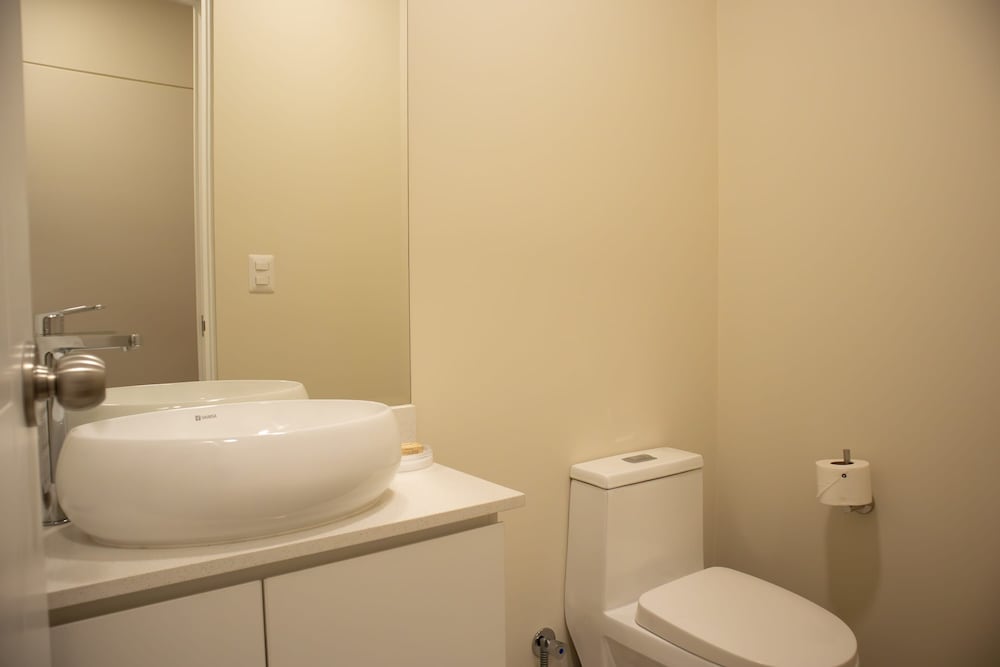 w Striking 1BR w Perfect Balcony Near Kennedy Park