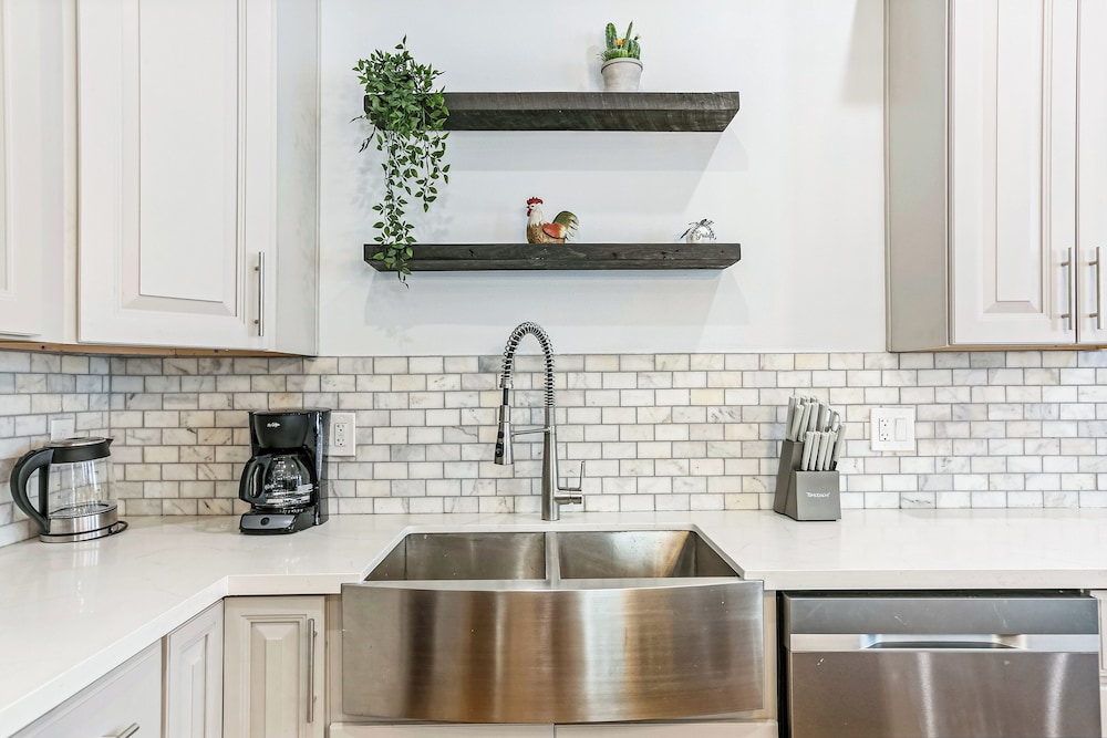 Stunning 4 BR Condo + Pool - Near St. Charles - Image 2