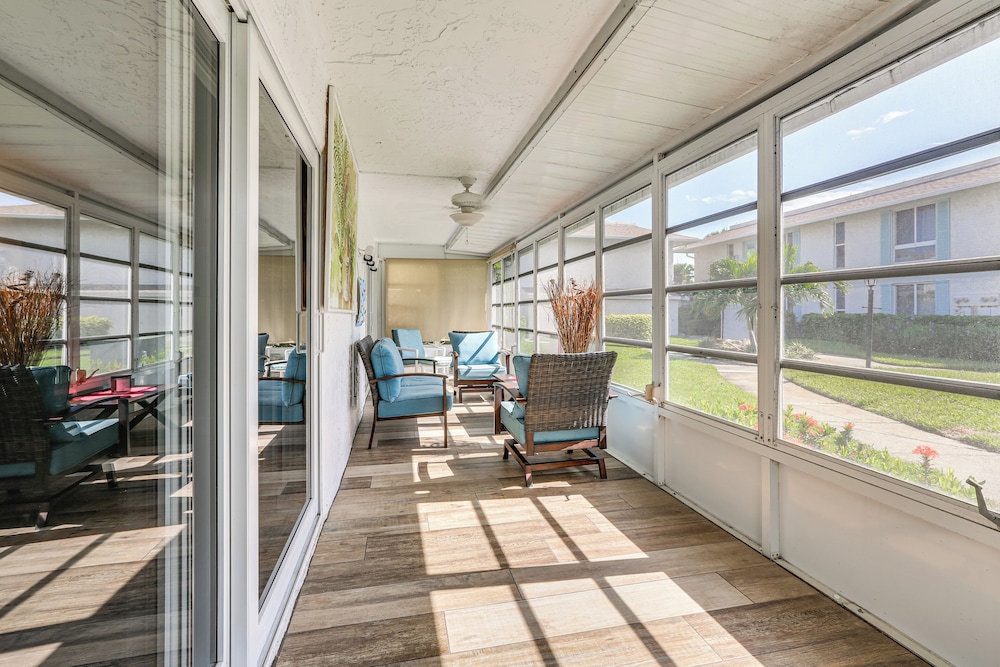 Golf Retreat w/ Pool Access: 3 Mi to Dtwn Naples