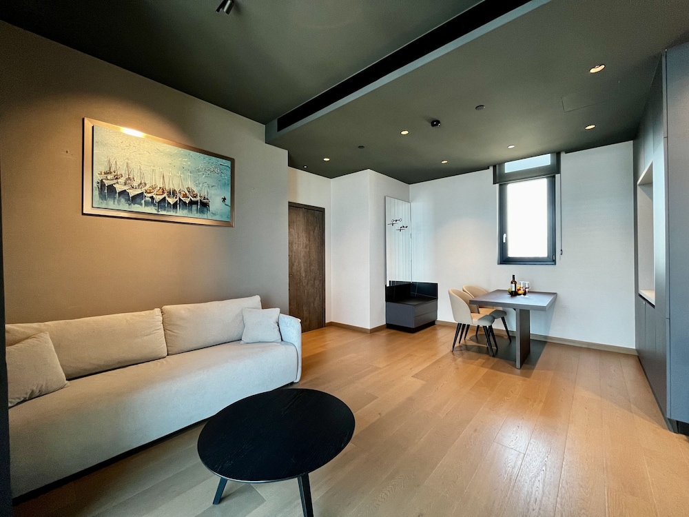 128 LIM - 2106 Stay Only Tower Suite