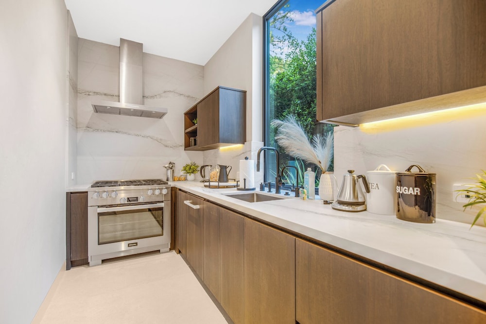 Hutton Villa - 5-bedroom Retreat in Iconic Beverly Hills Oasis
