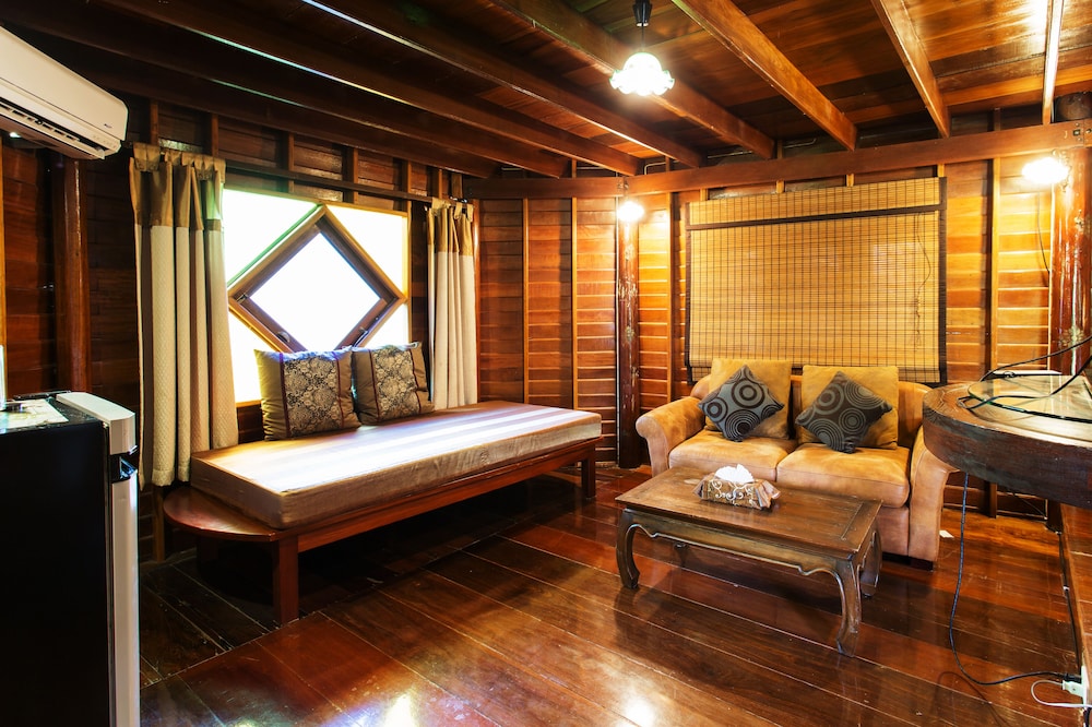 Kaengkrachan Boathouse Paradise Resort