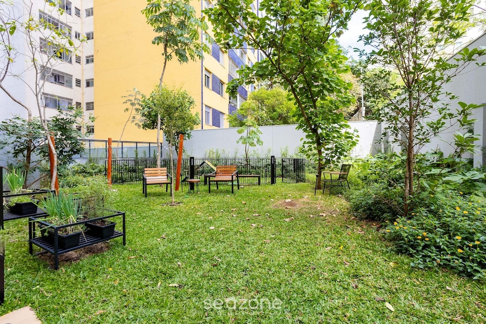 Apt w/ Balcony & View, 650m From the Metro Nik0504