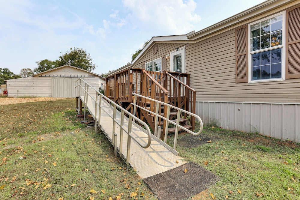 3 Mi to Dtwn: Pet-friendly Farm Retreat in Paris!