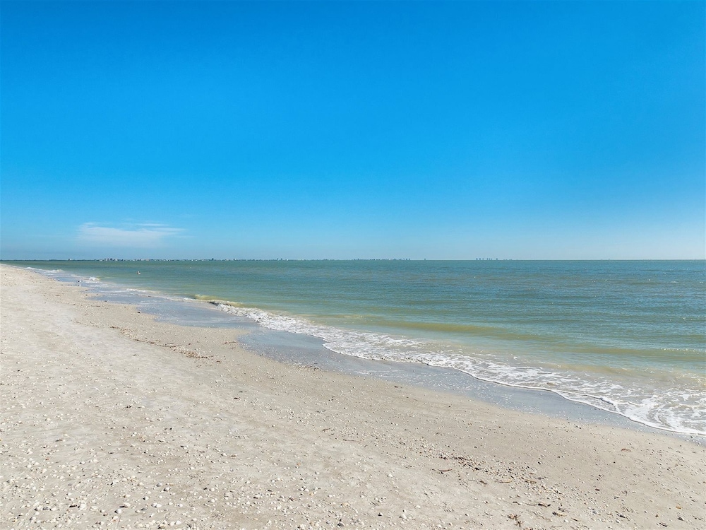 Shorewood Condos by Dream Vacation Rentals