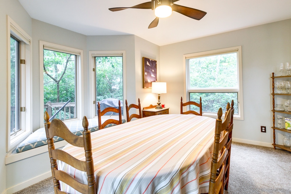 Wintergreen Resort Home w/ Deck, 1 Mi to Skiing! view 4