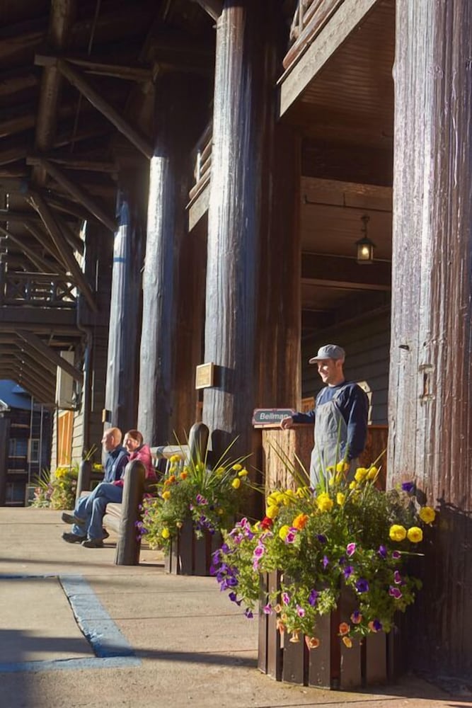 Glacier Park Lodge