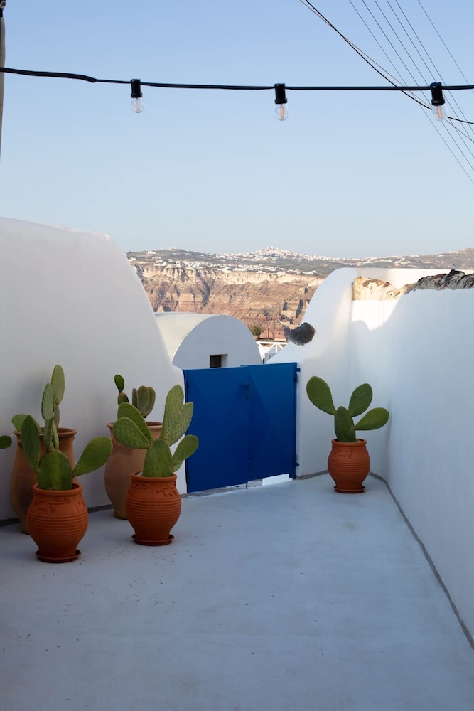 Amphora Cave Seaside Retreat in Akrotiri