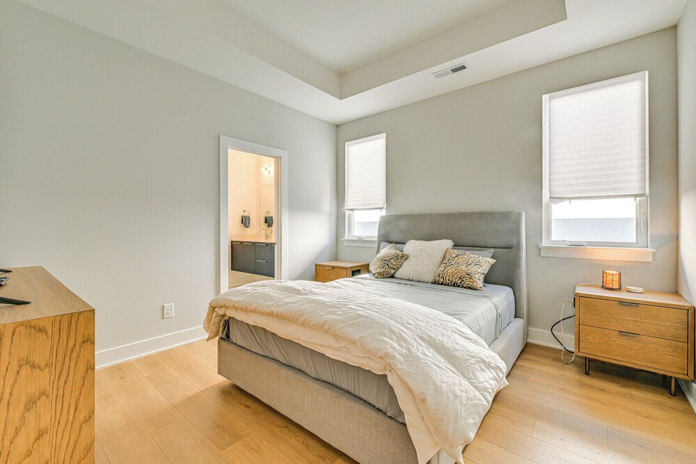 2 Mi to Bank of America Stadium: Townhome w/ Patio