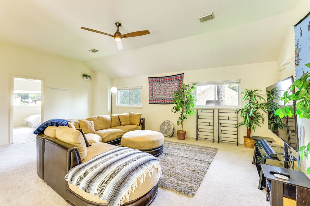 4 Mi to Old Town Spring: Family Retreat w/ Yard!