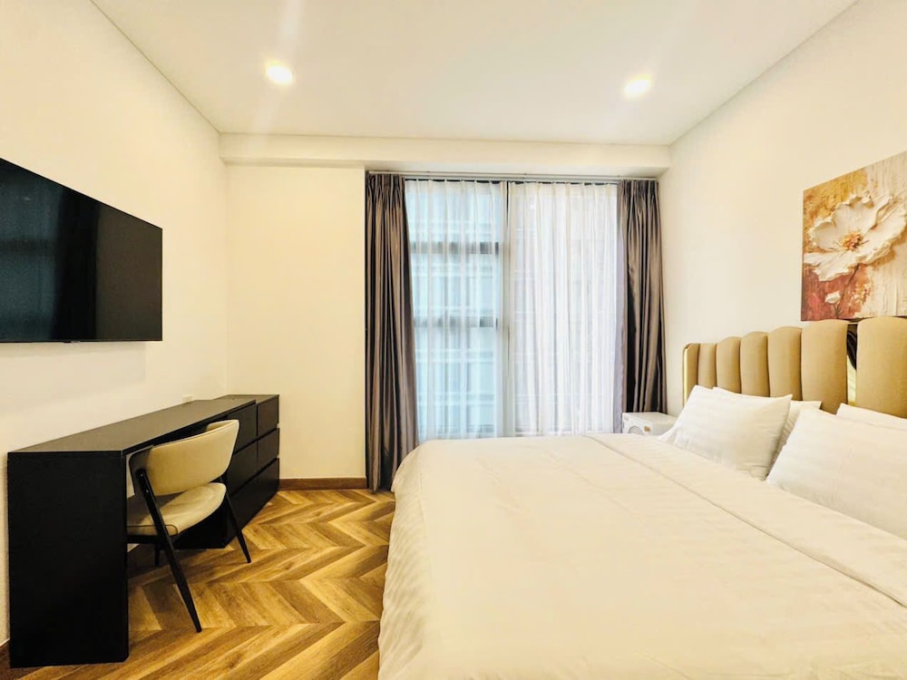 Skyway White & Silver Riverside Resident - Binh Thanh, HCM