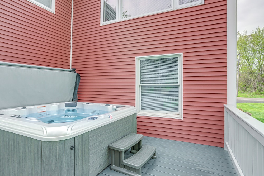 7 Mi to Cedar Point: Retreat w/ Hot Tub & Gazebo