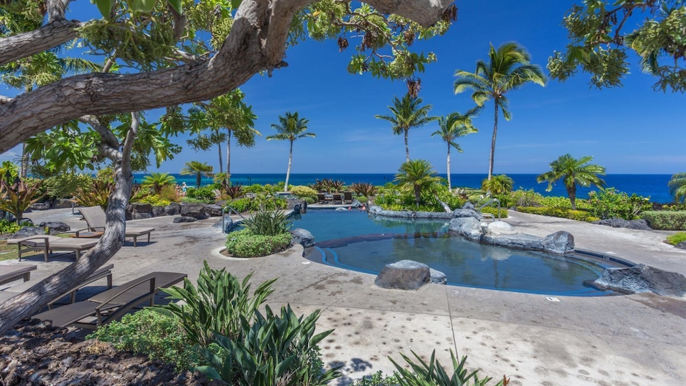 Peaceful Hawaiian Condo w Upscale Amenities - Near Dolphin Quest - Pool!- Vrkcv