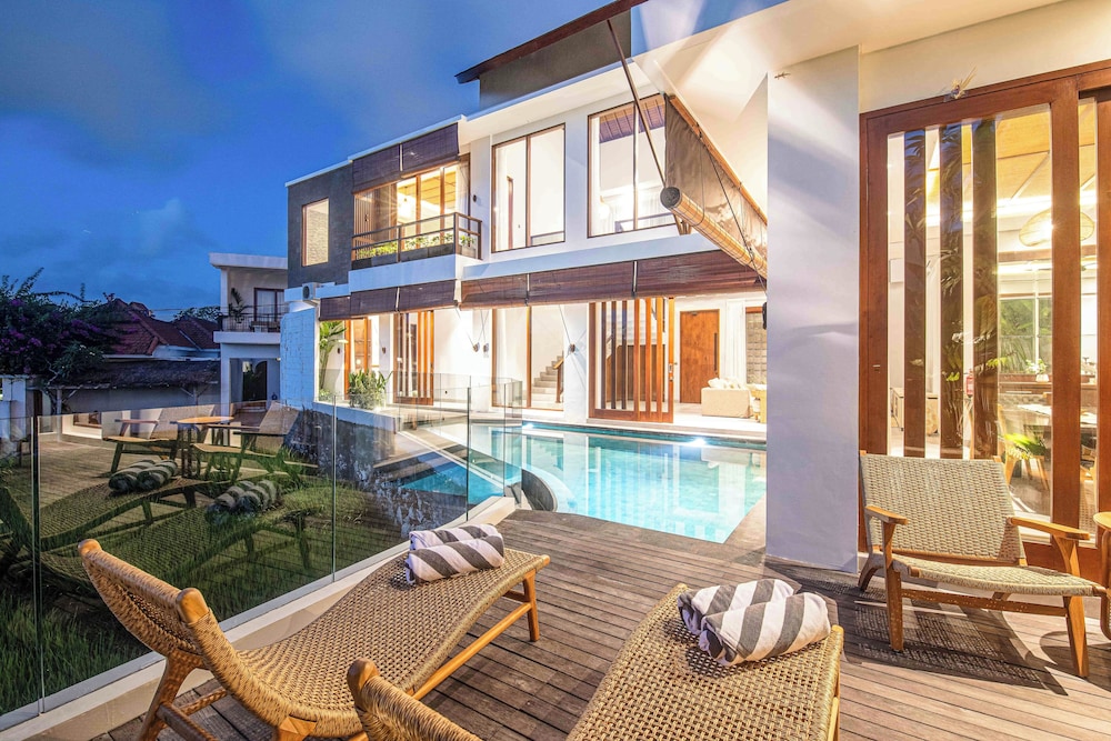 Luxury 5-bedroom Canggu Beach Villa With Scenic Ri