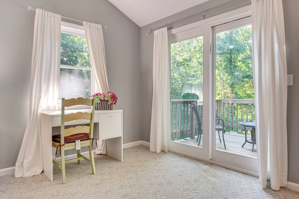 1/2 Mi to Ogunquit Beach: Maine Home w/ Deck!