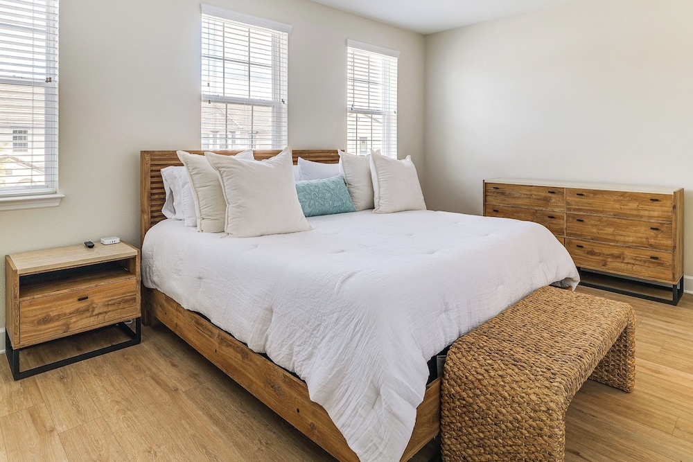 Disney Area Hub: Heated Pool & Resort-style Perks