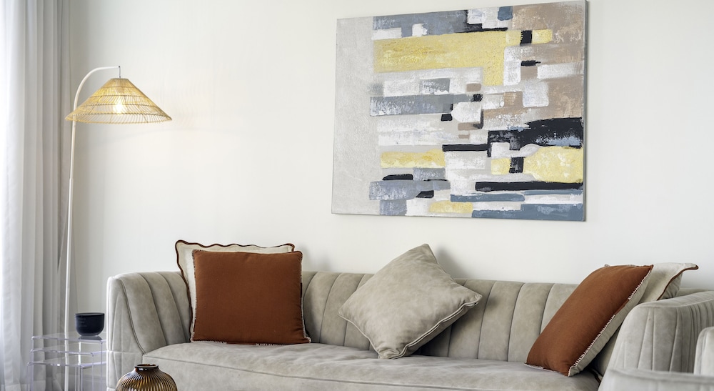 Stunning 2 BR in the heart of Downtown