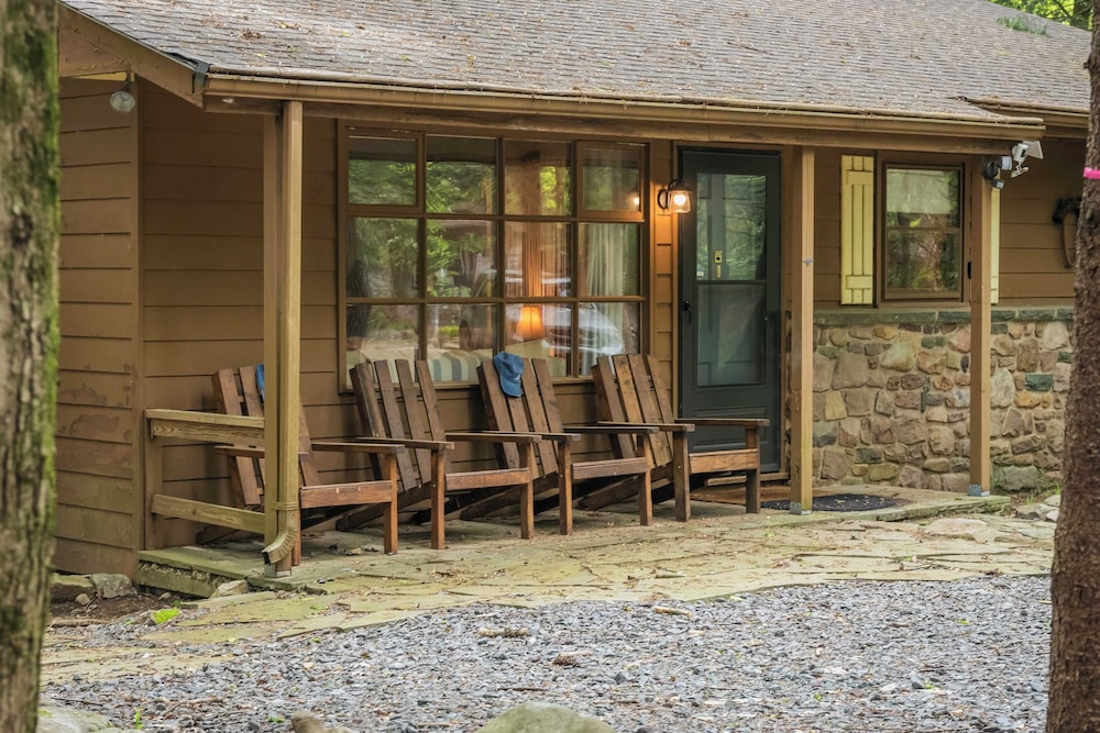 The Horseshoe Hideaway Lake Harmony Cabin w/ Hot Tub & Game Porch
