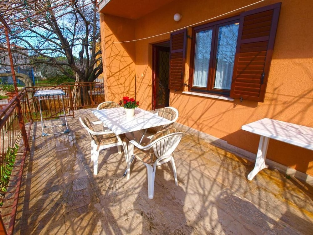 Relaxing Apartment With Outdoor Space in Fažana