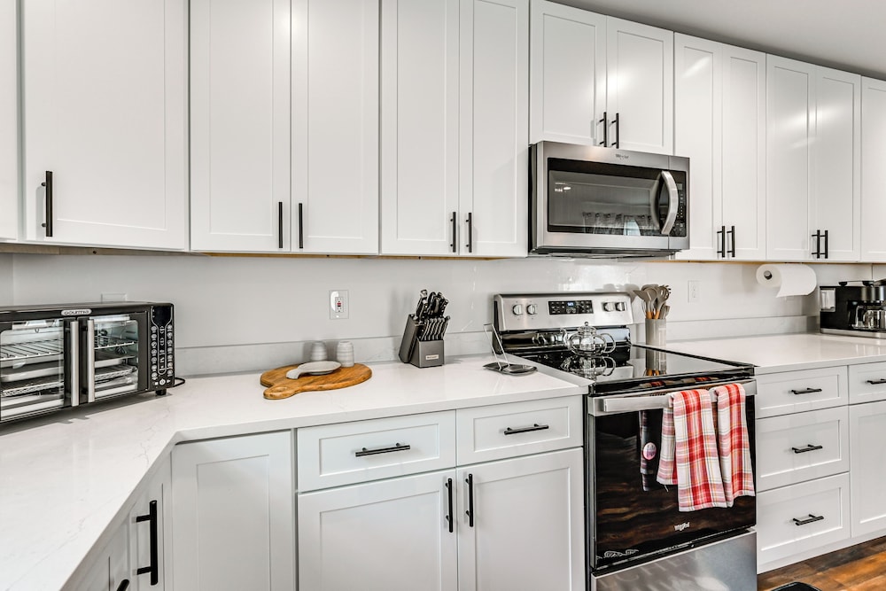 1 Mi to MGM Springfield: Cozy Winter Duplex!