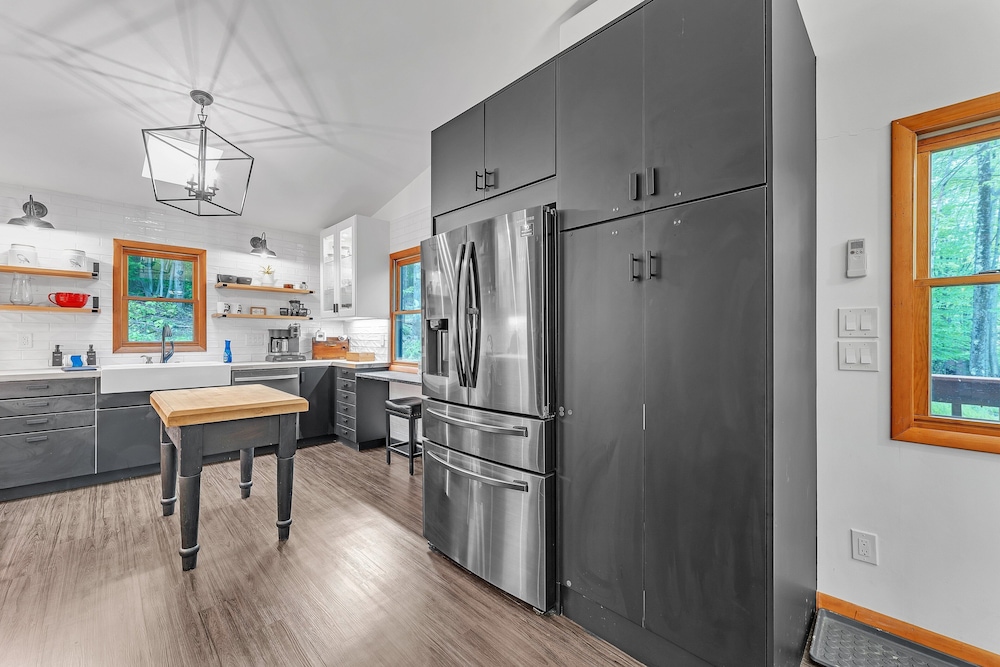 Modern Mountain Retreat Near Dolly Sods & Skiing 3 Bedroom Home