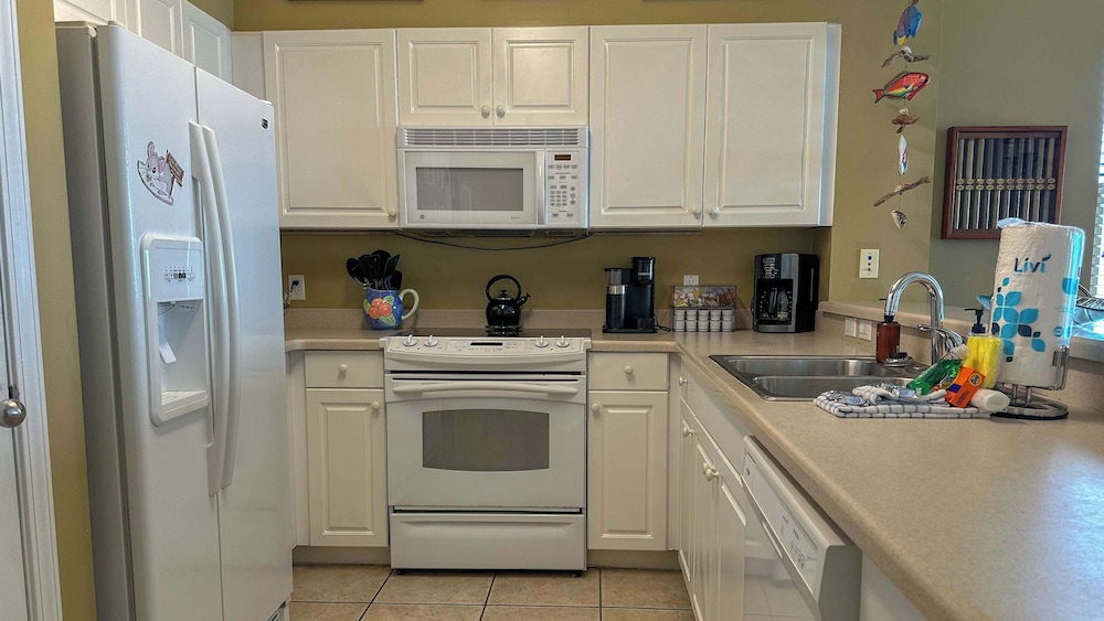Spacious 3-bedroom Beachfront Condo Pool, Large Balcony