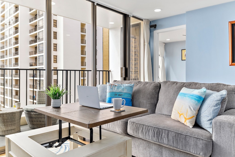 High Floor Ocean View Condo (King Bed and Parking): balance & terrace photo