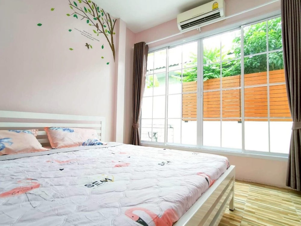 Canary Pool Villa Bangsaen
