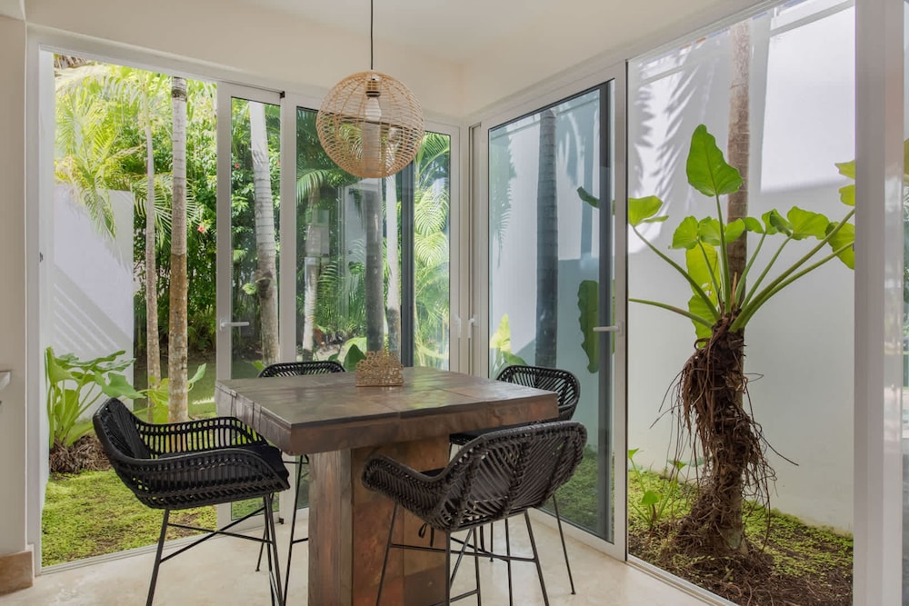 Modern Luxury 6 BR Tropical Retreat With Pool