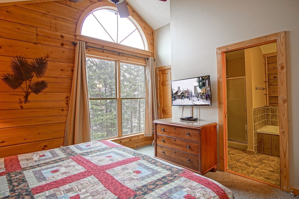 Loggers Run #7: 5 Bedrooms, 3.5 Bath: Slope Side. Overlooks The Ski Trail !