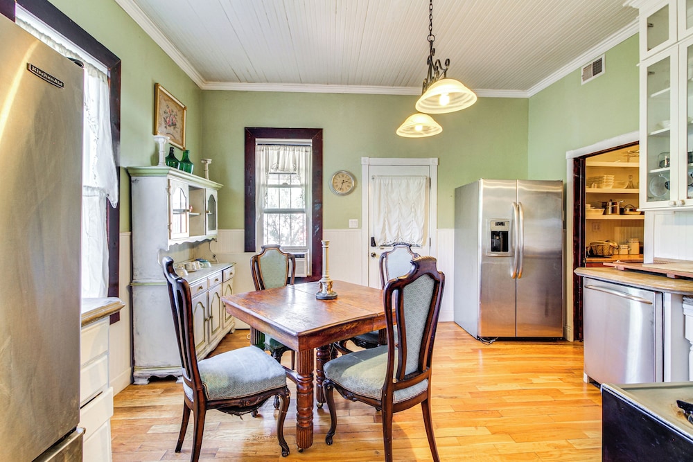 < 1 Mi to Downtown Abq: Historic Manor w/ Patio!