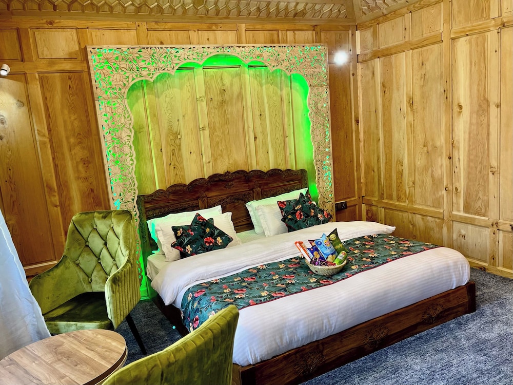 The Apollo 11 Heritage Luxury Houseboat