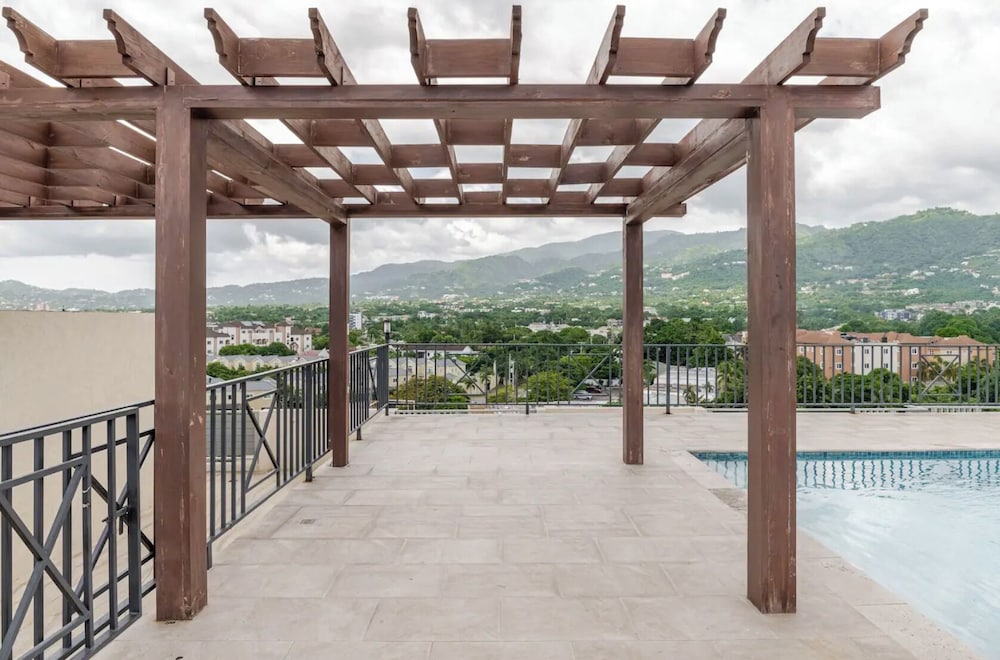 Luxe City Oasis 2BR with Pool & Gym