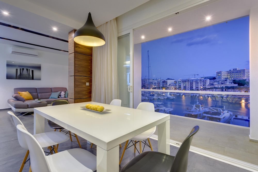 Luxury 3BR Apartment With Marina Views photo 2