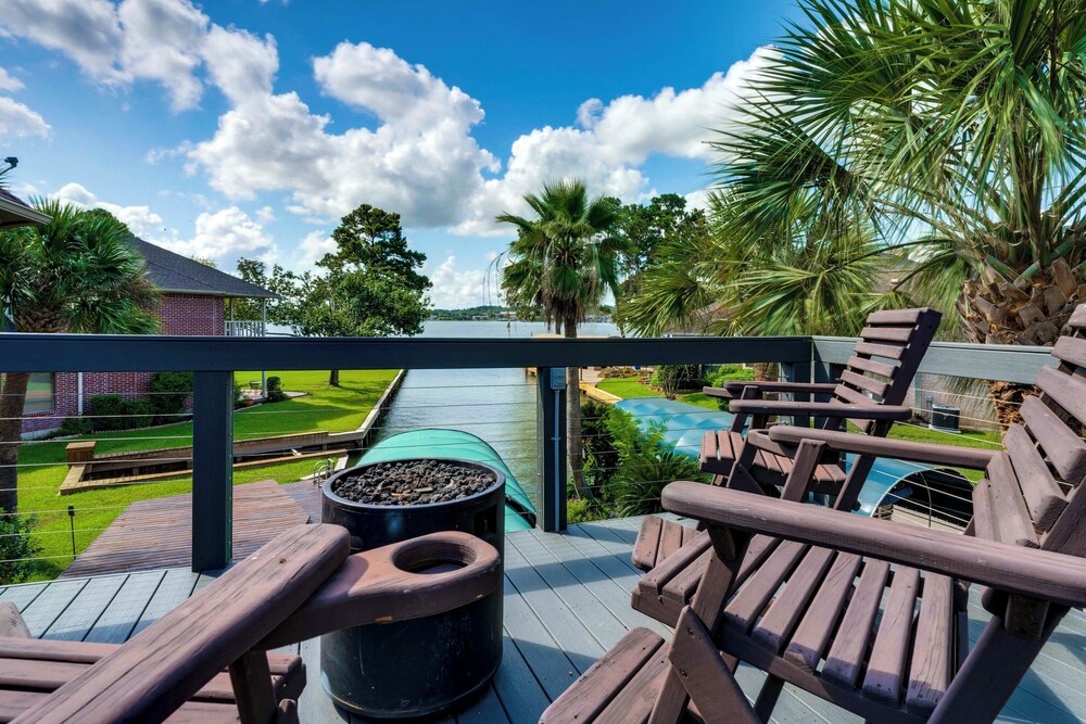Waterfront Lake Conroe Home w/ Pool Access!