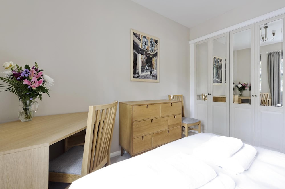 Stylish two Bedroom Apartment Near Tower Bridge by Underthedoormat