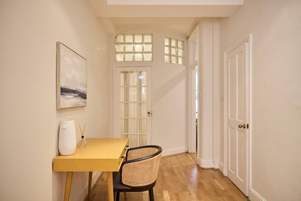 The West Kensington Hideout - Cozy 2bdr Flat With Garden