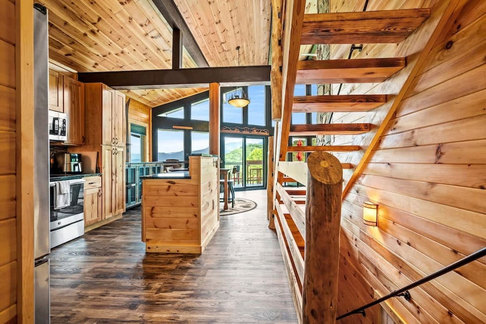 180 Views Sleeps 7 Private Hot Tub Full Kitchen