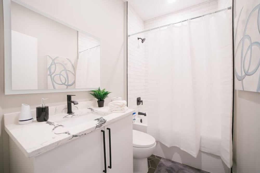 Magnificent NEW Home w 8 Beds Free Parking