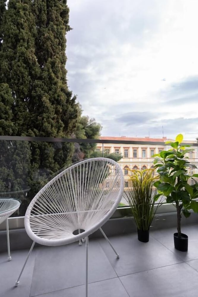 Velvet Luxury Studios in the City Center by BiNobi!