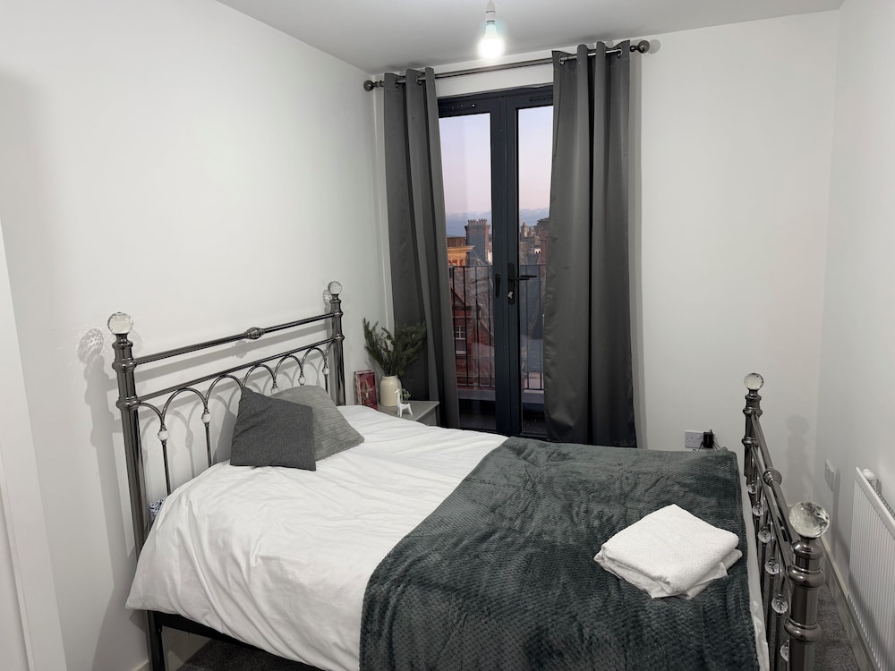 2 Bedroom Luxury Apartment With Balcony